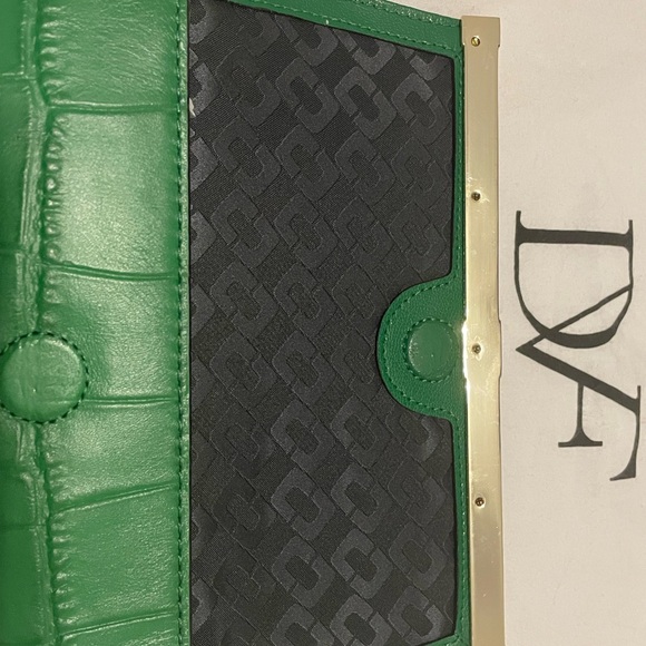 Diane von Furstenberg Green Croc Embossed Leather 440 Envelope Clutch - Picture 10 of 11